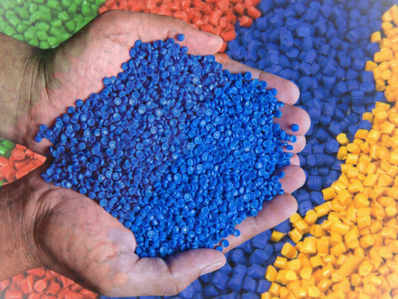Hạt nhựa được sấy khô và trộn phụ gia để sẵn sàng đưa vào sản xuất