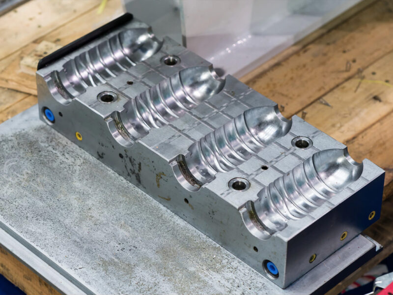 Gia công khuôn nhựa chính xác bằng máy CNC hiện đại