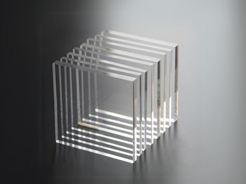 Nhựa Acrylic nổi bật với độ bền cao, khả năng truyền sáng tốt, chịu được thời tiết ngoài trời và dễ gia công trong các quy trình sản xuất