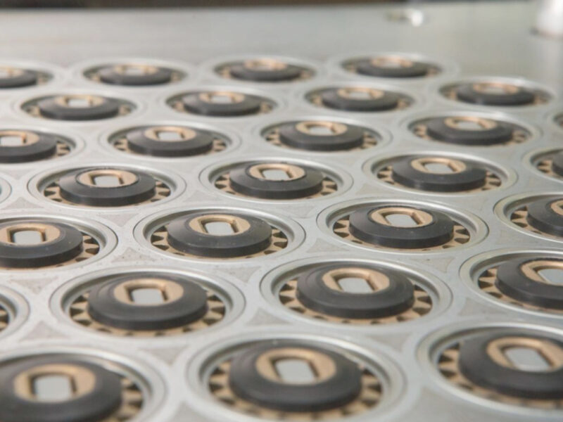 Sản phẩm cao su được tạo hình đồng loạt sau khi hoàn tất quá trình ép khuôn