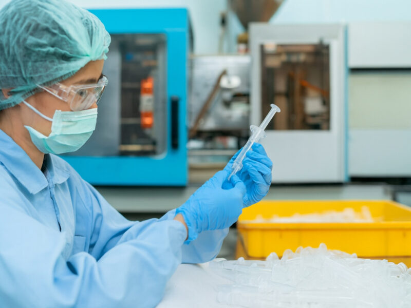 Nhựa được gia công thành nhiều sản phẩm thiết yếu trong y khoa